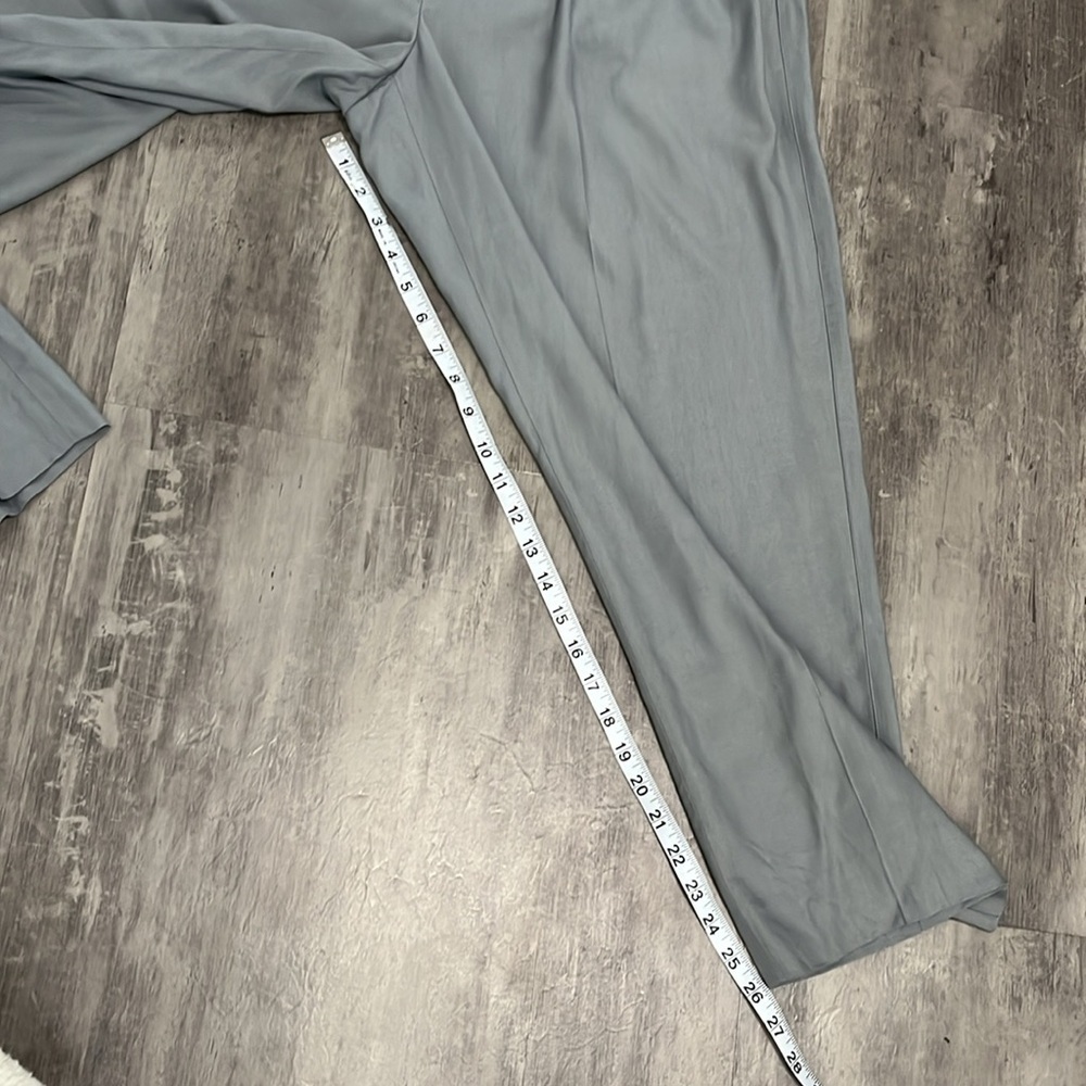 Vince NWT Pleated Dress Pants Size XL Gray 100% Viscose - Picture 3 of 9